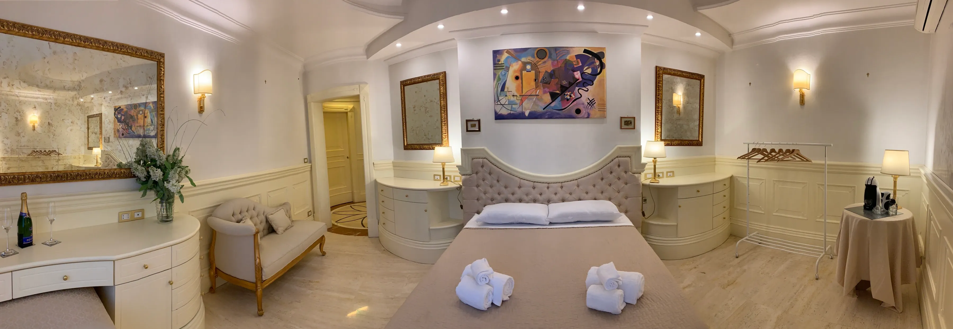 Suite Deluxe · marble, gold and a nod to Klimt